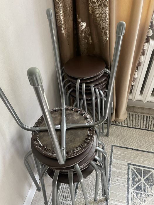 Продаю стол + 20 стульями