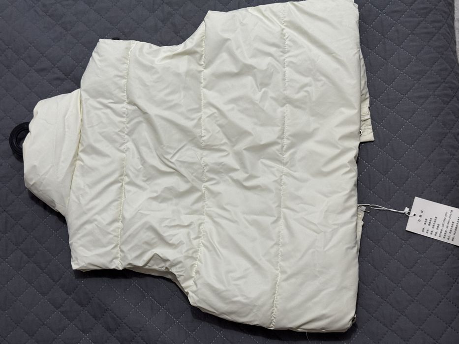 Две безрукавки белые