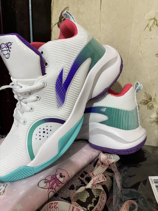 Продам кросы новые