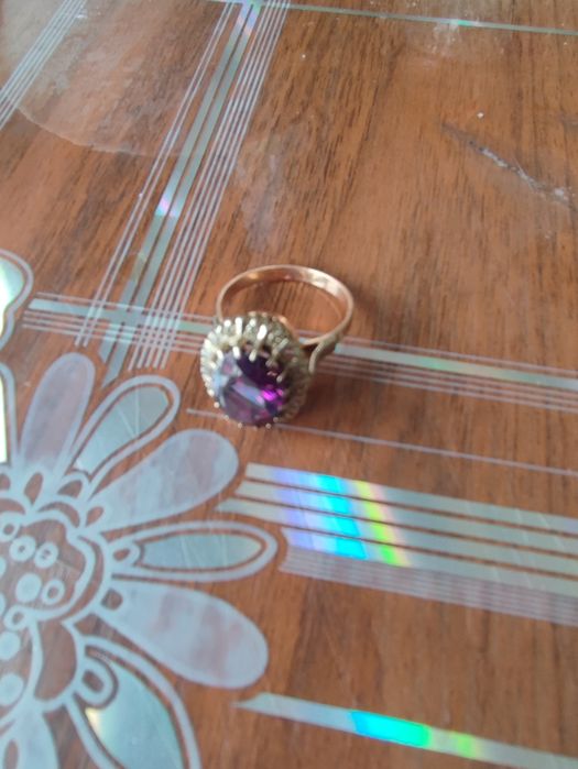 Продам кольцо с брильятоми