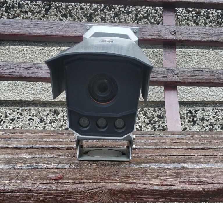 Hikvision камера за видеонаблюдение и засичане на номерата на МПС