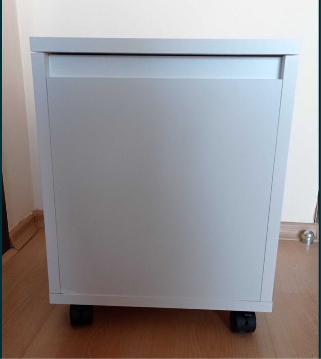 Шкаф за баня с колела. Нов. Последни 2 броя.