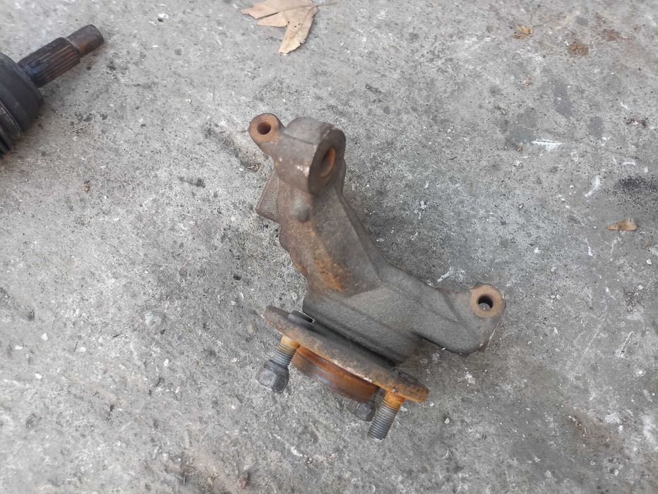 Шенкел - главина лява за Форд Фиеста МК 6 / Ford Fiesta MK6