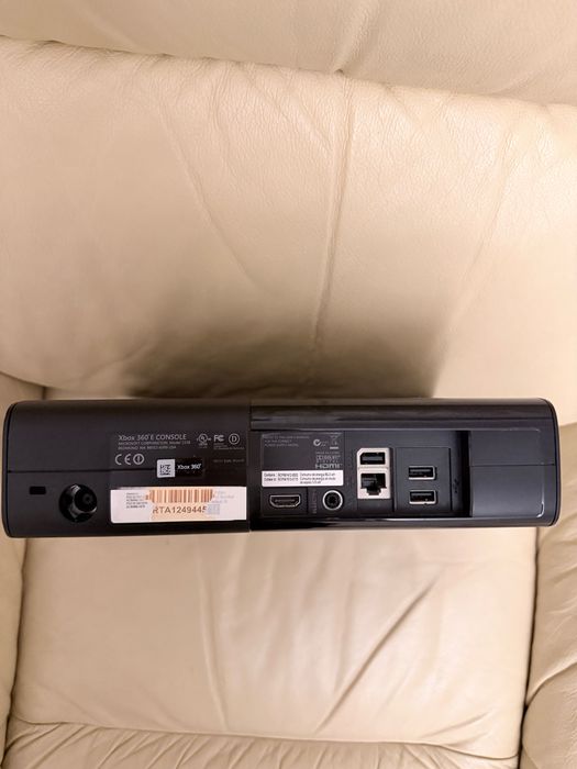 Xbox 360 E – Boxed + кристален контролер + Kinect + 5 игри