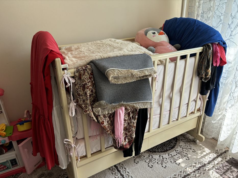 Детская кроватка и стул