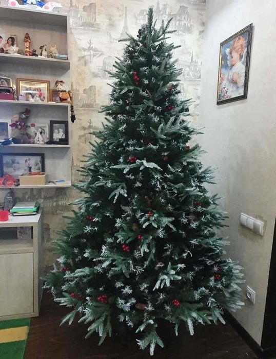 Новогоднии ёлка от 520 тысяч, под натуральную с ягодами и шишками