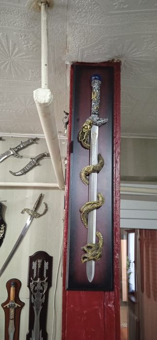 Продам сувенирные мечи