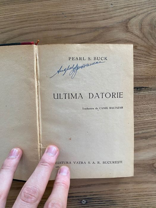 colecție de cărți vechi