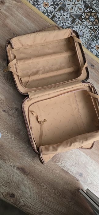 Чемодан дорожный