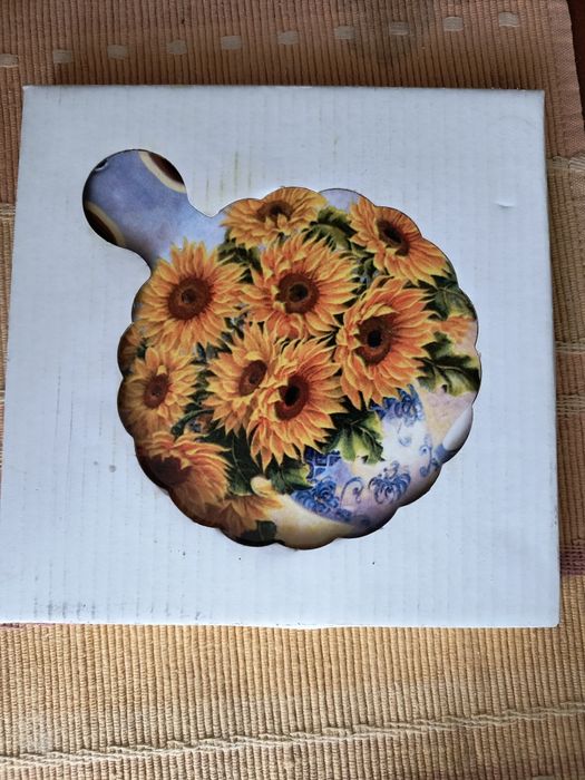 Коледна декорация, прибори, чайник и подложка за горещо, съд подправки