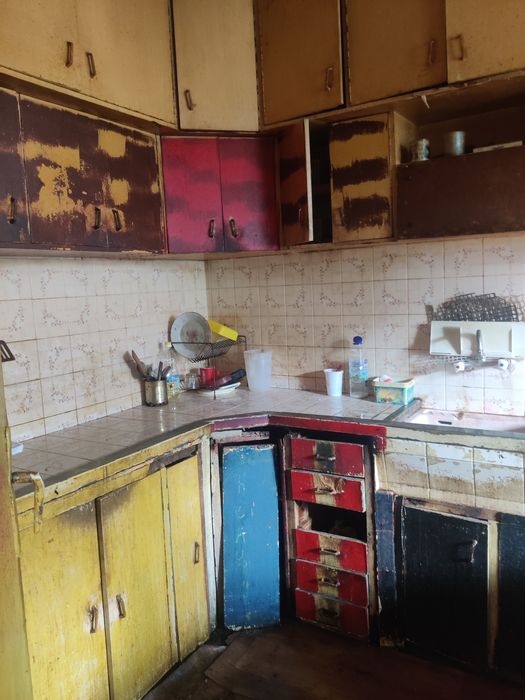 Продавам кооперация  4+1 с гараж, таванска стая и дворно място .Спешно