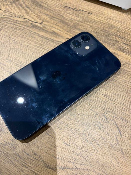 Продавам Iphone 12