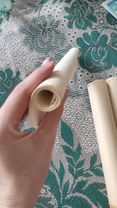 Рулоны бумаги миллиметровка и белая бумага