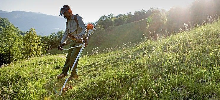 Почистване (косене) с храсторез на тревни площи,градини,дворове и т.н.