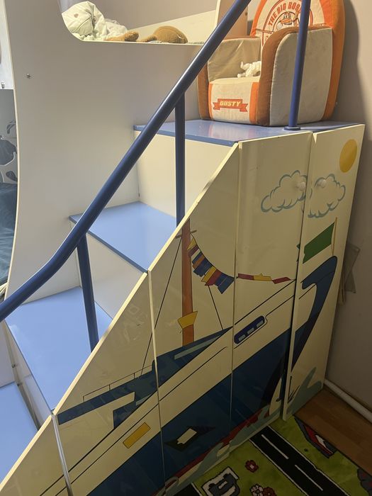 Двухъярусная кровать