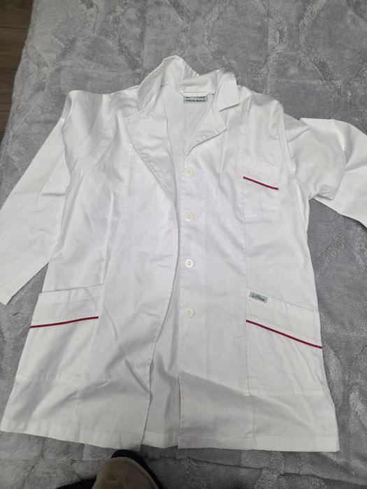 Bluze medicale aproape noi