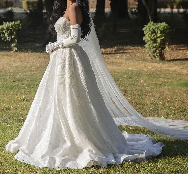 Rochie de mireasa brodata , stil printesa, cu manusi