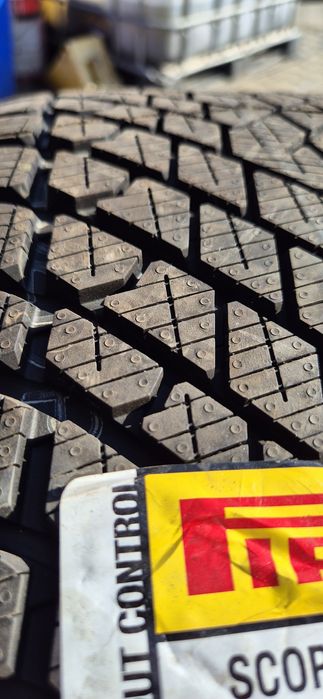 285 35 22 Pirelli o bucată, depozit anvelope
