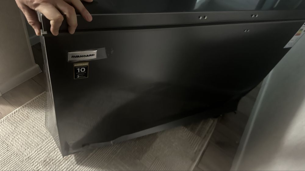 Продам морозильник авангард !!! Новый проста вмятые