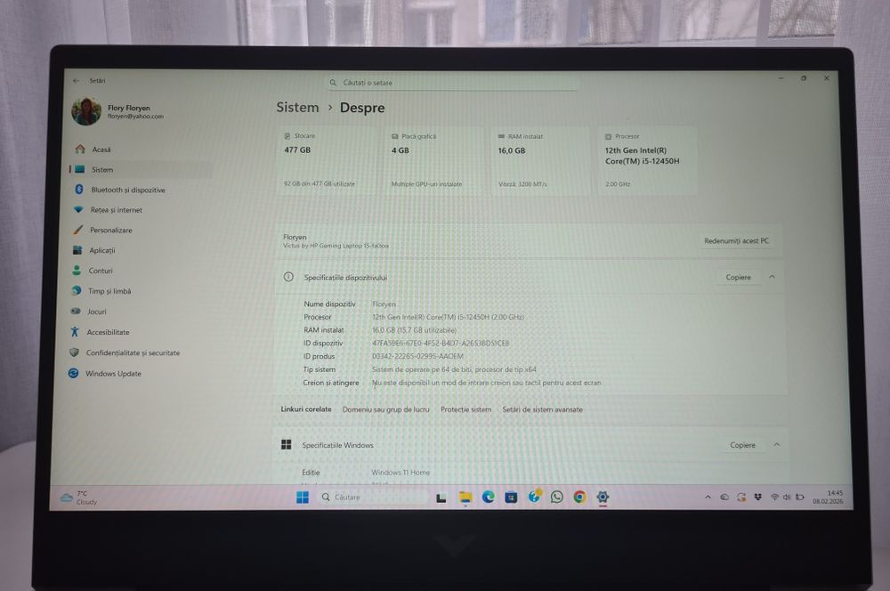 Laptop HP Victus alb cu sistem Windows 11