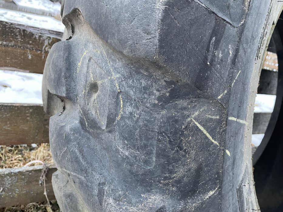 Vând cauciuc BKT 16.9-28