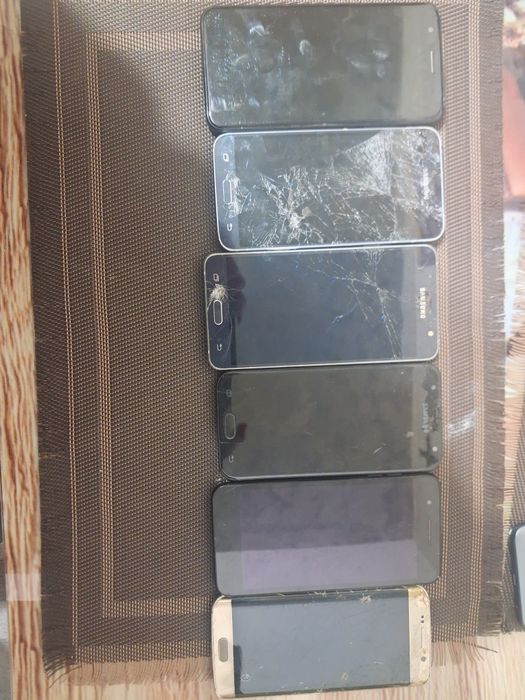 Vand telefoane pentru piese