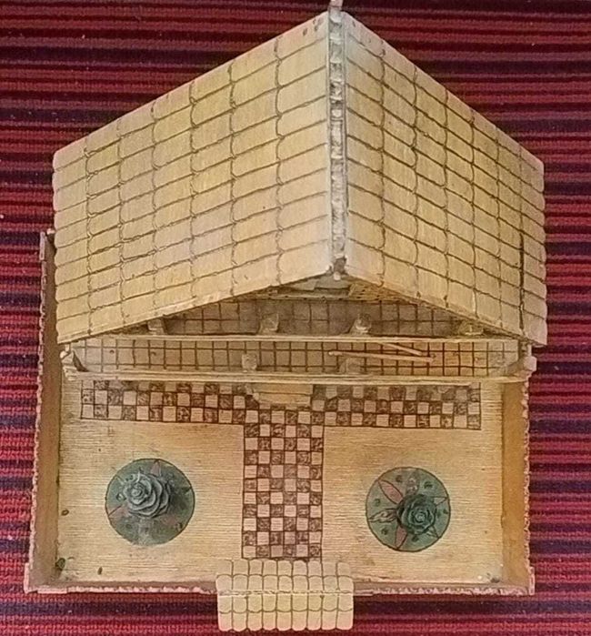 Căsuță în miniatură din lemn lucrată manual