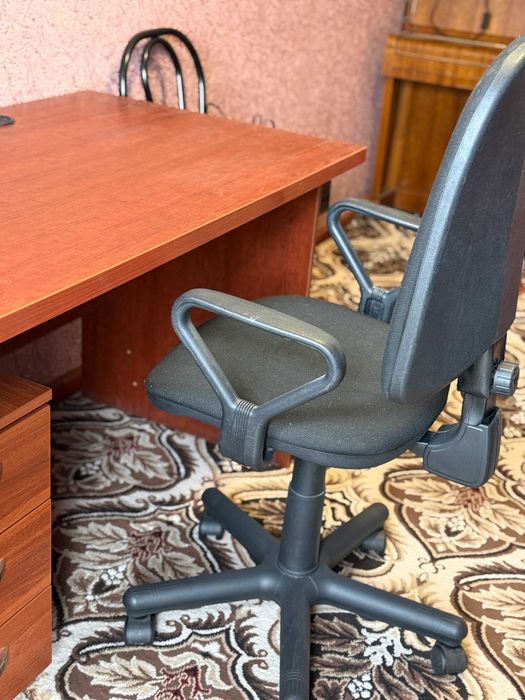 Рабочий стол с тумбой и креслом