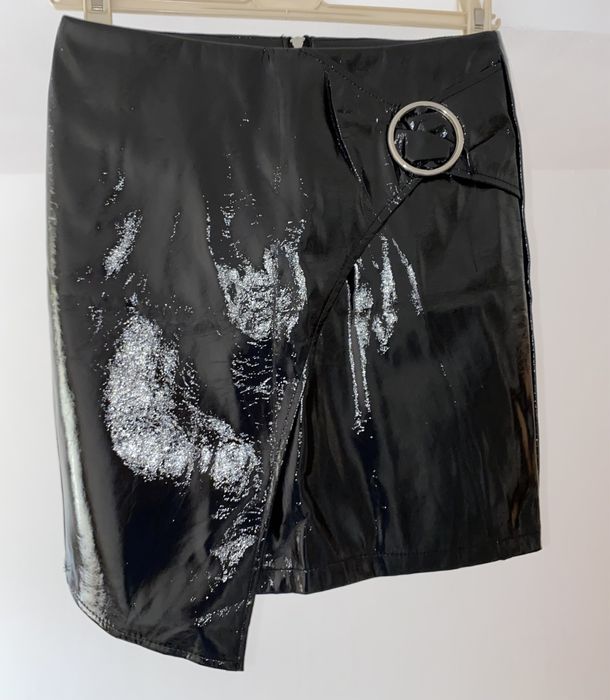 Fustă neagră lucioasă