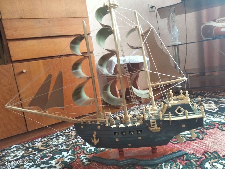 Продам корабль серого цвета