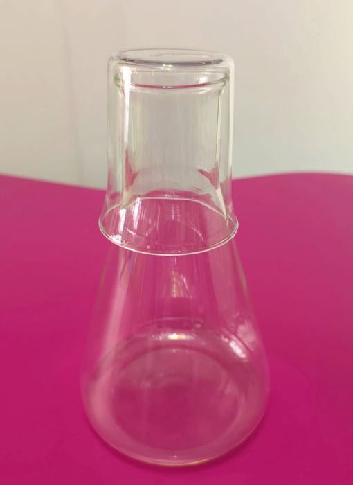 Елегантна стъклена кана с чаша-капак