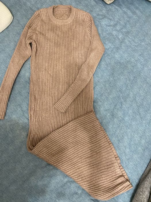 Продам 2 платья как новые.