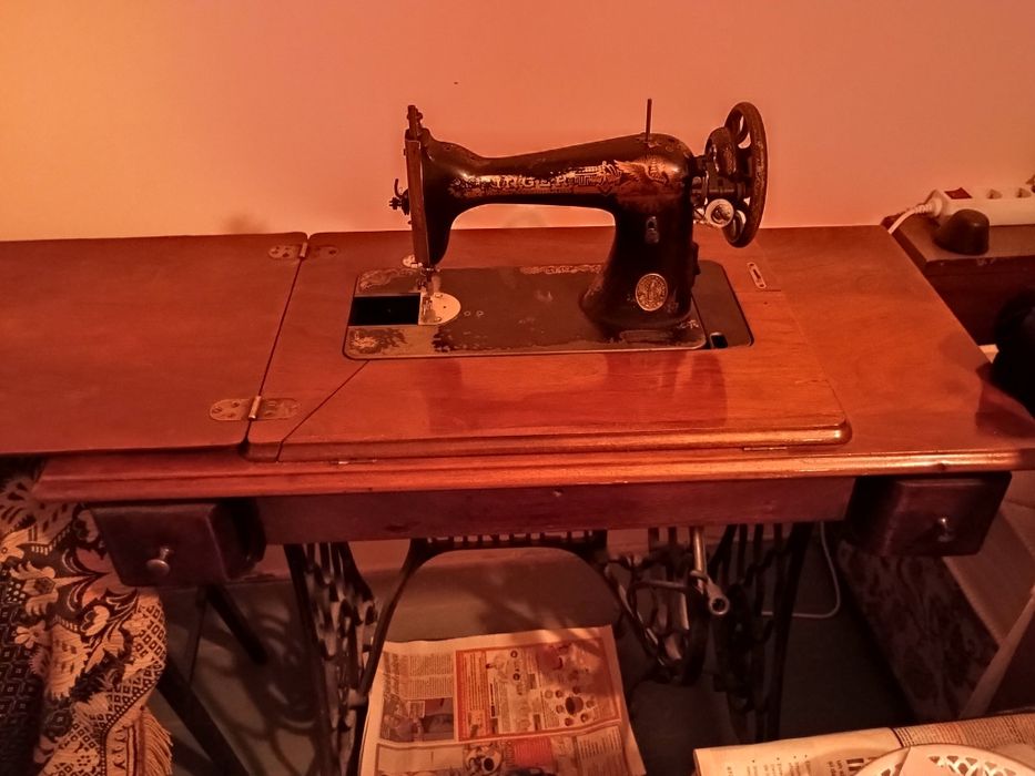 Mașina de cusut șinger- 2 bucati