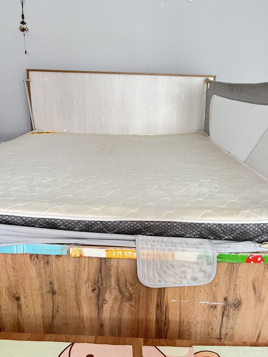 Кровать с матрасом