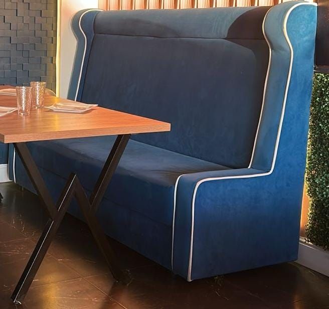 Диваны красные и синие