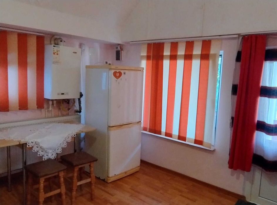 Inchiriez apartament 2 camere la casa