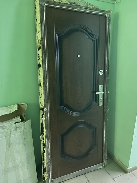 Входная металлическая дверь (2×80 см) с замком и ключами