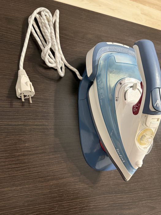 Fier de calcat fara fir Tefal FreeMove 2400W