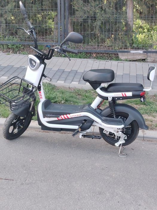 Vând scuter electric cu pedale.