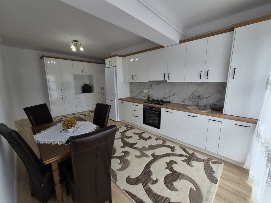 Vând apartament cu trei camere în bloc nou mobilat si utilat