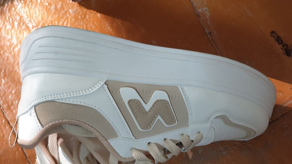 Кроссовки женские