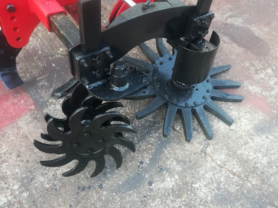 Vând scarificator cu fertilizator