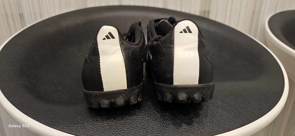 Продавам футболни обувки тип стоножки  34 номер