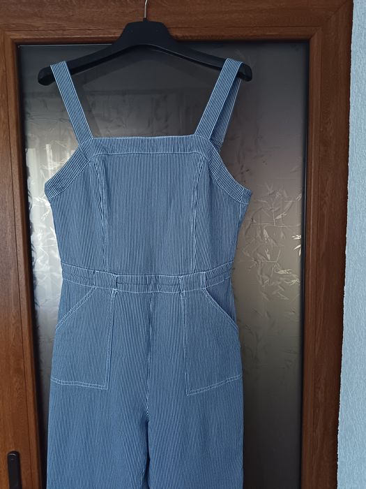 Salopetă din denim mărimea 40, evazată.