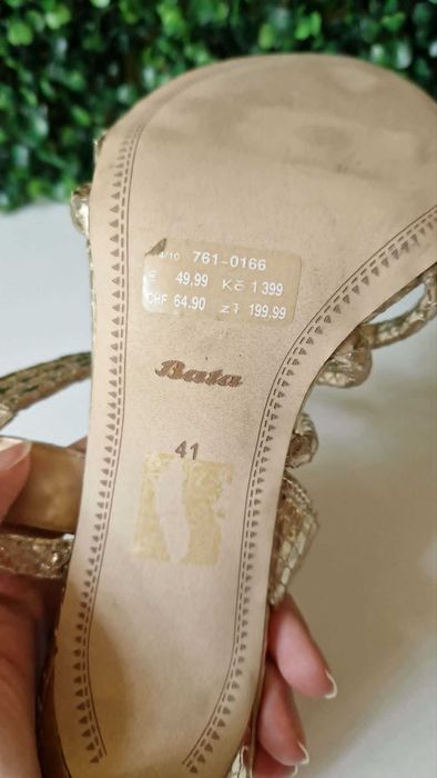 Елегантни златисти сандали на ток Donna Italiana / Bata – с ефектни каишки