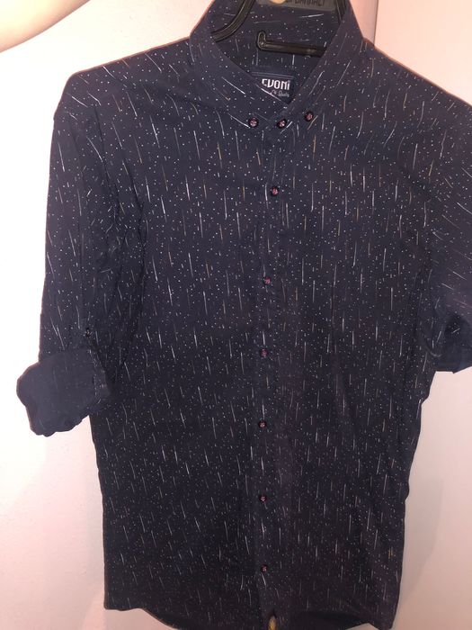 Тъмно синя риза.