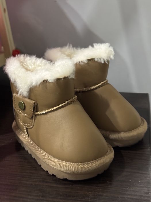 Продам детские зимние угги
