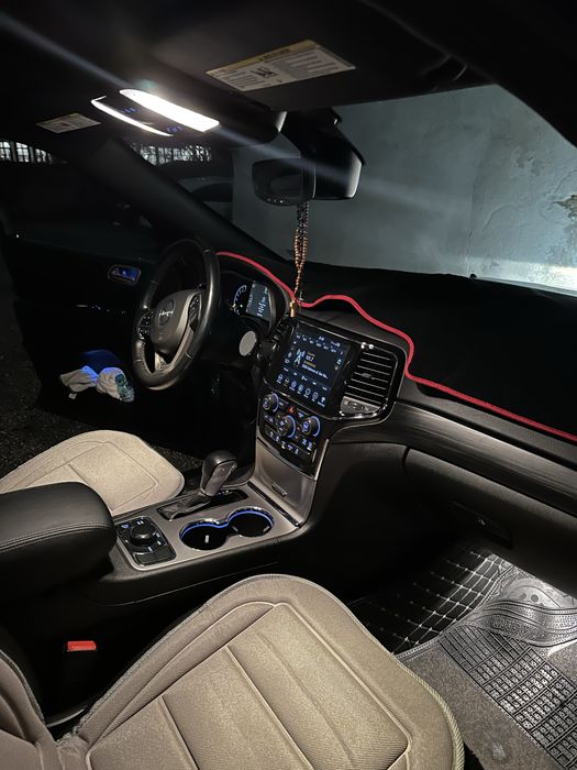 Продавам Джип Гранд Чероки Ларедо 3,6