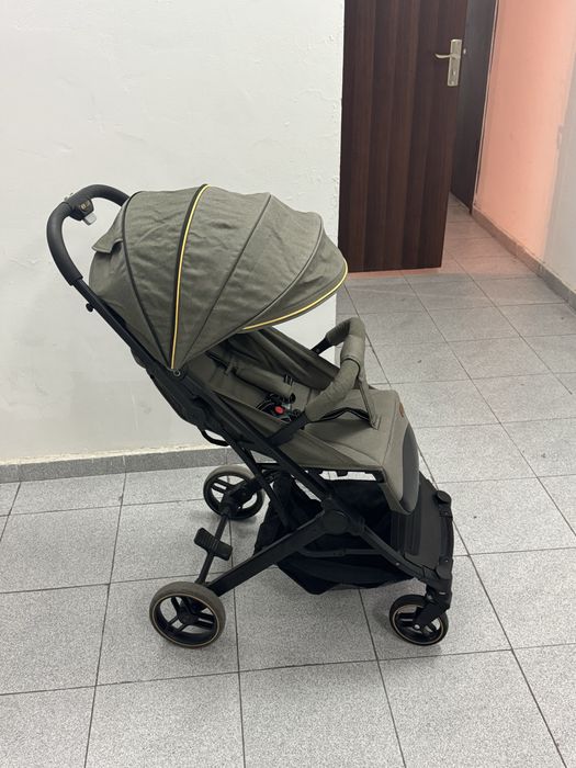 Продам коляска легкая срочно