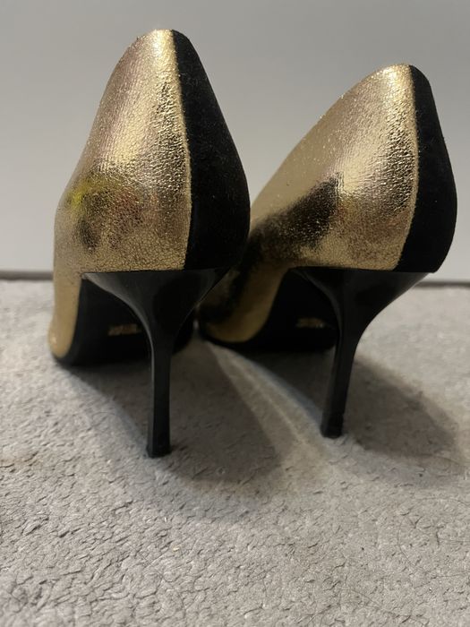 Обувки с висок ток с интересен златист дизайн